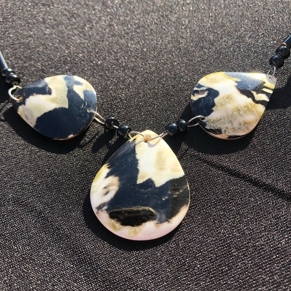 Black bead necklace with three teardrop design on mother of pearl - Picture 1 of 4